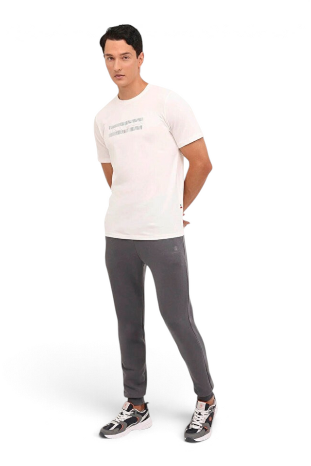 Sporline Lumberjack antrasit renkli, regular kesim, tekstil erkek eşofman altı giyen bir model.