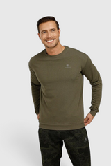 Sporline Lumberjack koyu yeşil renkli, bisiklet yaka, slim fit kesim erkek sweatshirt giyen gülümseyen erkek model