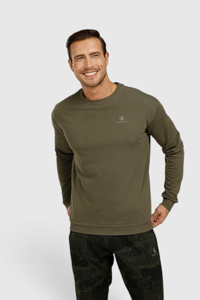 Sporline Lumberjack koyu yeşil renkli, bisiklet yaka, slim fit kesim erkek sweatshirt giyen gülümseyen erkek model