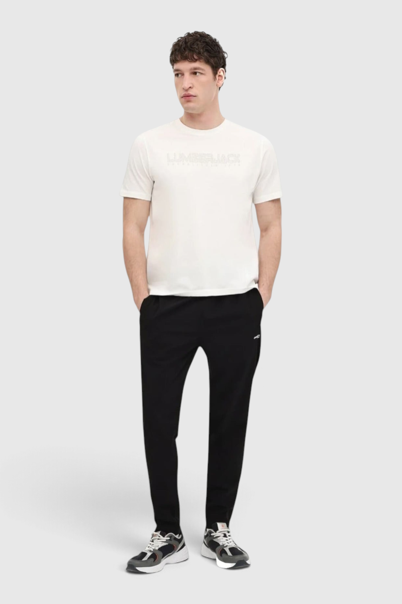 Sporline marka, siyah renkli, slim fit kesim, esnek polyester karışımlı erkek eşofman altı giyen model.
