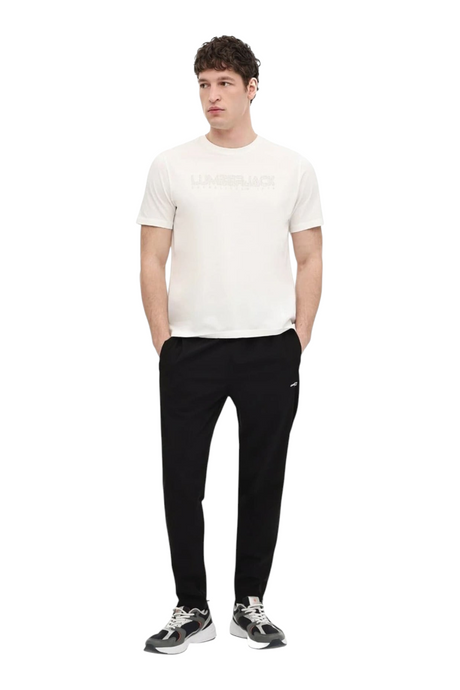 Sporline marka, siyah renkli, slim fit kesim, esnek polyester karışımlı erkek eşofman altı giyen model.