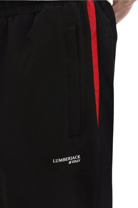 Sporline Lumberjack siyah erkek eşofman altı, yan tarafında kırmızı şerit detayı ve marka logosu ile slim fit tasarım.