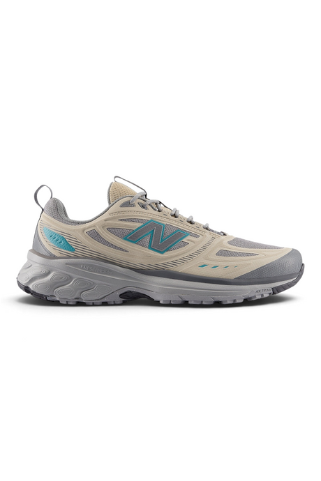 Sporline New Balance 410 erkek spor ayakkabı, bej ve gri tonlarında, yan kısımlarında turkuaz detaylı N logosu ile.