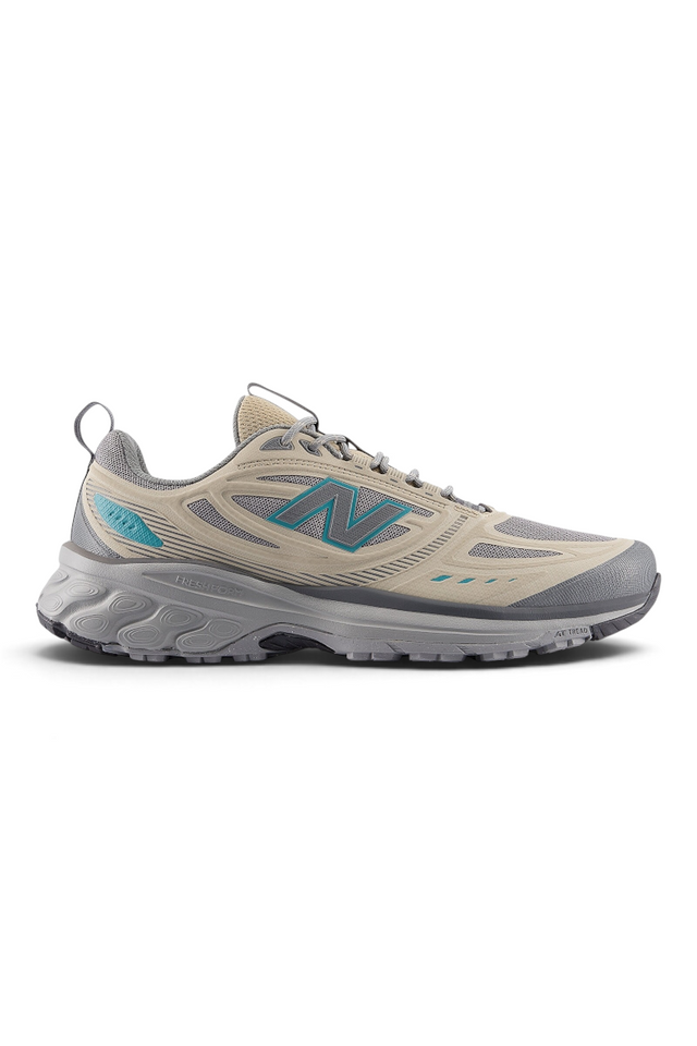 Sporline New Balance 410 erkek spor ayakkabı, bej ve gri tonlarında, yan kısımlarında turkuaz detaylı N logosu ile.