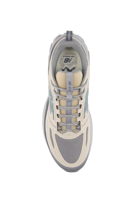 Sporline New Balance 410 erkek spor ayakkabı, kahverengi ve gri tonlarında, üstten görünüm.
