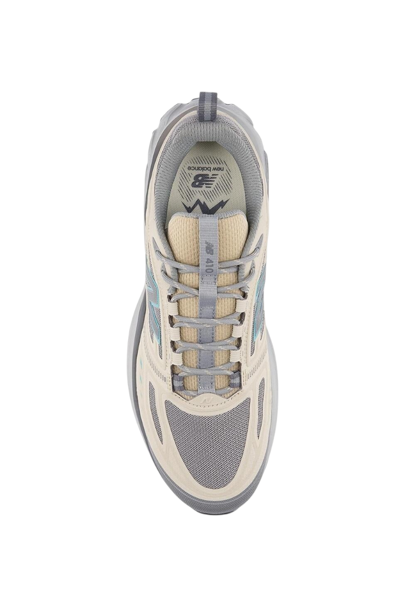 Sporline New Balance 410 erkek spor ayakkabı, kahverengi ve gri tonlarında, üstten görünüm.