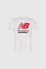 Sporline beyaz New Balance erkek tişört, kırmızı logolu, bisiklet yaka, polyester ve elastan karışımlı spor üst.