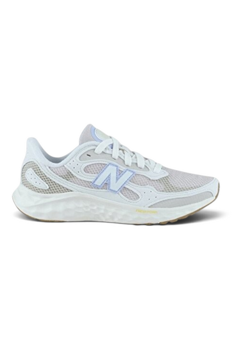 Sporline New Balance beyaz fileli kadın spor ayakkabı, yumuşak tabanlı ve yan logo detaylı günlük yürüyüş modeli.
