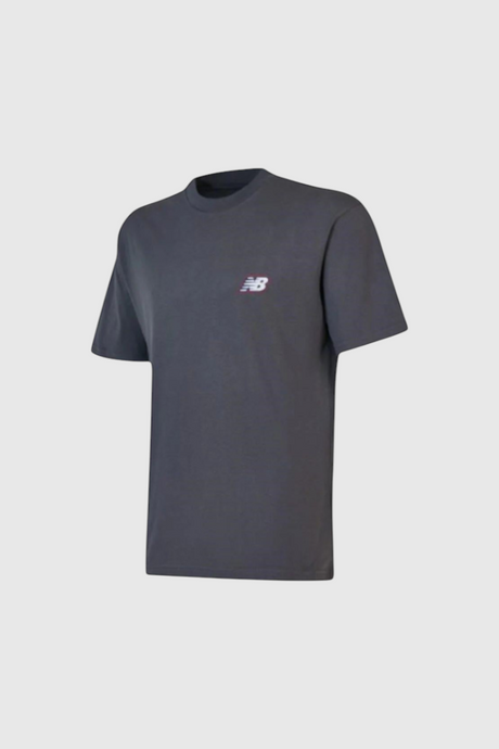 Sporline New Balance gri erkek t-shirt, göğüs kısmında küçük logo detaylı, kısa kollu pamuklu günlük tişört