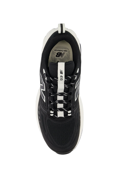 Sporline tarafından sunulan, siyah renkli, file detaylı ve beyaz tabanlı New Balance W4105SO kadın spor ayakkabı