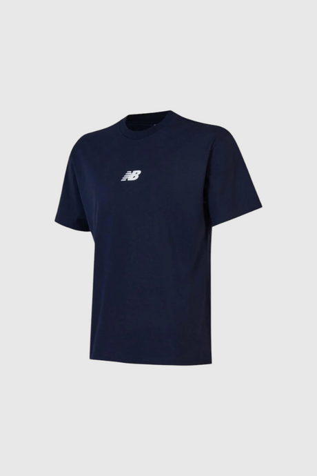 Sporline New Balance lacivert erkek t-shirt, göğüs kısmında beyaz logo detaylı, modern ve rahat günlük tasarım