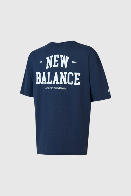 Sporline New Balance lacivert erkek t-shirt, sırt kısmında beyaz baskılı logo ve yazı detayı bulunan pamuklu tişört