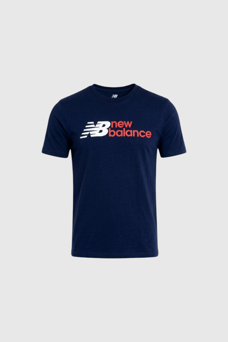 Sporline New Balance lacivert erkek t-shirt, göğüs kısmında beyaz ve kırmızı logolu, kısa kollu pamuklu tasarım.