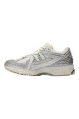 Sporline New Balance M1906REE unisex gri ve metalik detaylı spor ayakkabı, yan profil görünümü