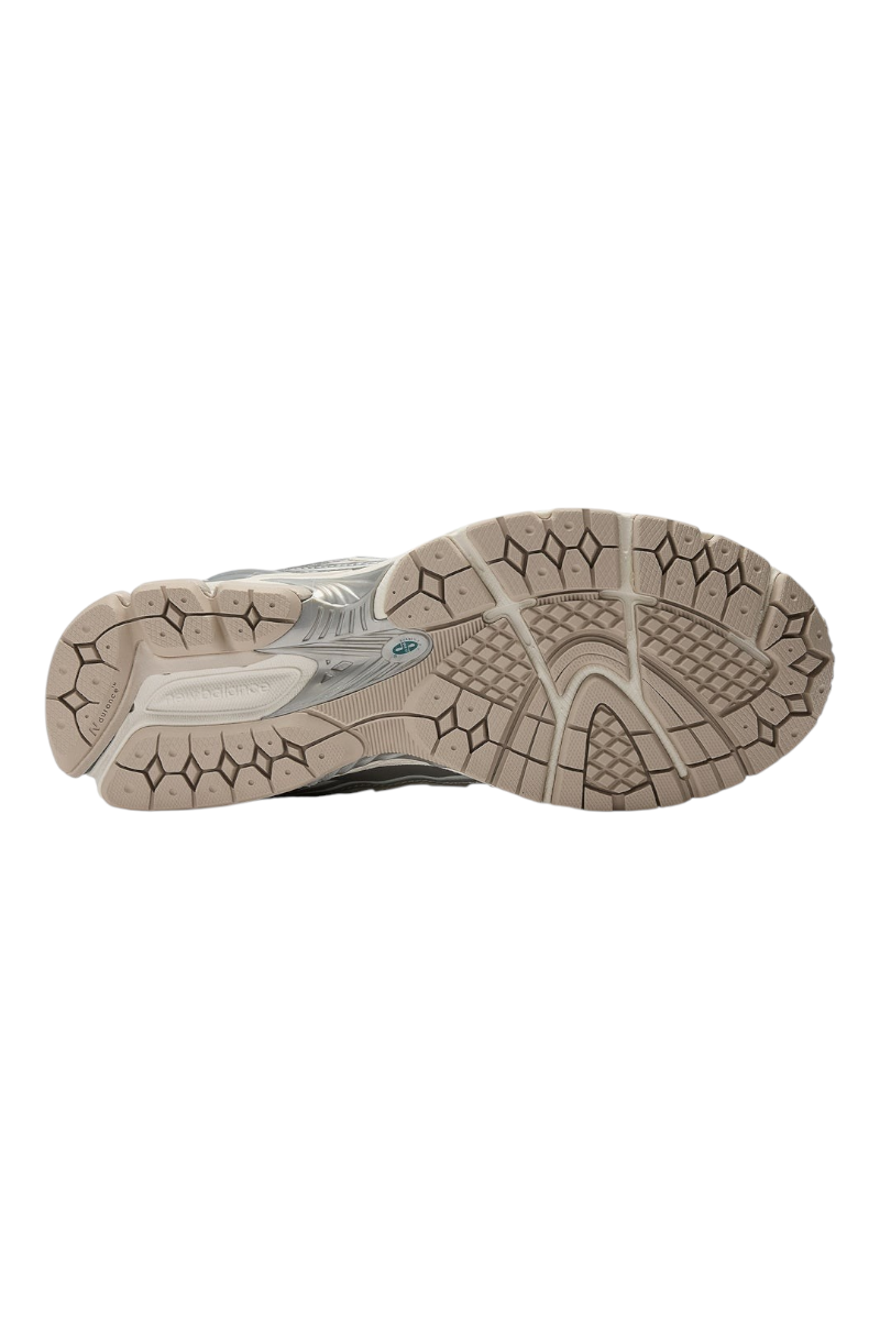 Sporline New Balance M1906REE unisex spor ayakkabının gri renkli, detaylı desenlere sahip kauçuk dış tabanı