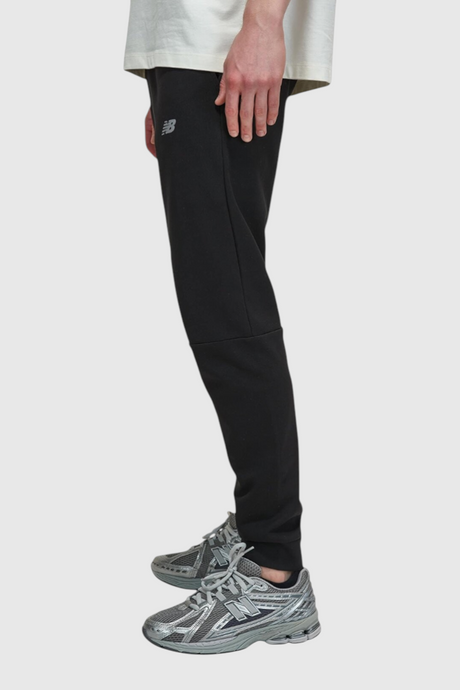 Sporline New Balance siyah erkek esofman alti, daralan bacak kesimi ve fitilli paca tasarimi ile yan profil