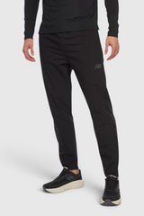 Sporline New Balance MNP3426 siyah erkek eşofman altı, dar kesim ve yan logolu spor tasarımıyla.
