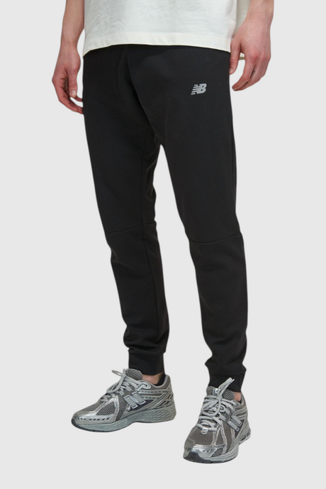 Sporline New Balance siyah erkek eşofman altı, daralan paça tasarımı ve konforlu günlük kesimi ile.