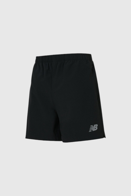 Sporline New Balance siyah erkek şort, hafif dokuma kumaşlı, lastikli bel ve sol paçada NB logolu rahat kesim tasarım.