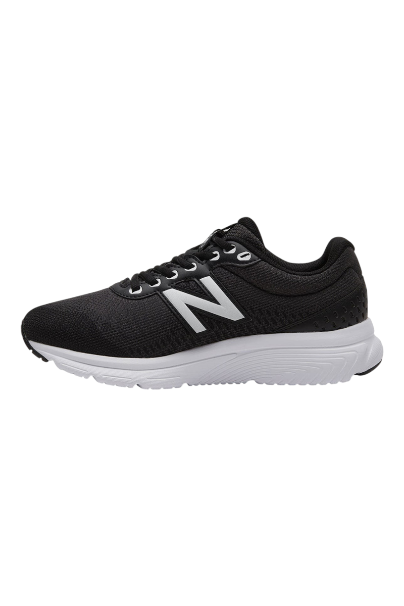 Sporline New Balance M411BK2 siyah erkek spor ayakkabı, yan profil görünümü ve beyaz tabanlı tasarım