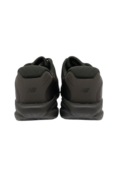 Sporline New Balance MELPS21O siyah erkek spor ayakkabı, Fresh Foam yastıklamalı topuk detayı ile arkadan görünüm.