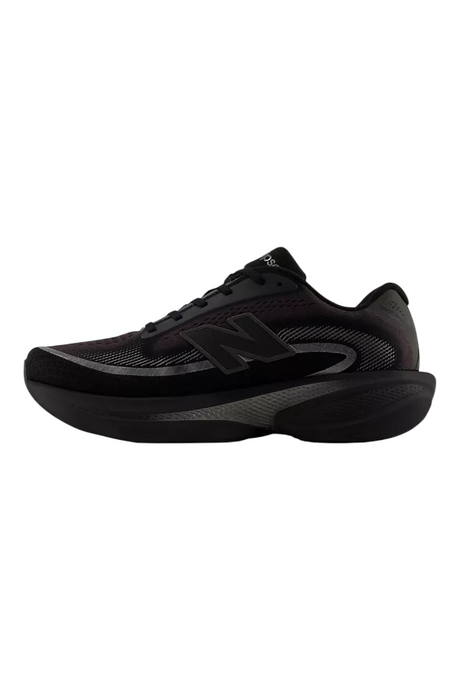 Sporline New Balance MELPS21O siyah erkek spor ayakkabı, yan profil görünümü ve modern taban tasarımı.