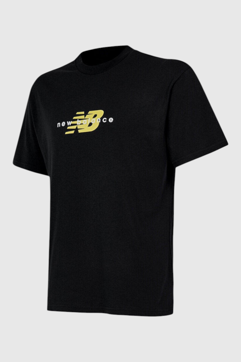 Sporline New Balance siyah erkek tişört, bisiklet yaka, kısa kollu, göğüs kısmında sarı ve beyaz baskı detaylı