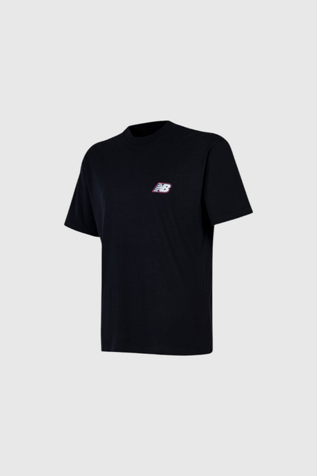 Sporline New Balance MNT1647 siyah erkek tişört, göğüs kısmında küçük logo detaylı, kısa kollu pamuklu günlük model