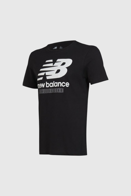 Sporline New Balance siyah erkek spor tişört, beyaz logolu, esnek ve ter emici kumaş yapılı günlük antrenman üstü.