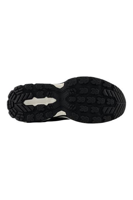 Sporline New Balance W410S siyah kadın spor ayakkabısının tırtıklı kauçuk taban yapısı