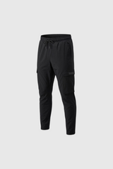 Sporline New Balance MNP3423 siyah kargo cepli erkek eşofman altı, ayarlanabilir ipli bel tasarımıyla.