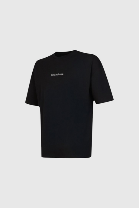 Sporline New Balance unisex siyah kısa kollu pamuklu tişört, göğüs kısmında beyaz marka logolu
