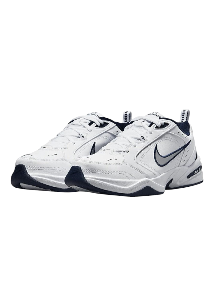 Sporline Nike Air Monarch IV beyaz ve gümüş renkli erkek spor ayakkabı, yan kısımlarında ikonik Nike logosu bulunur.