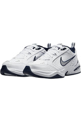 Sporline Nike Air Monarch IV beyaz ve gümüş renkli, yan kısımlarında lacivert detaylı erkek spor ayakkabı