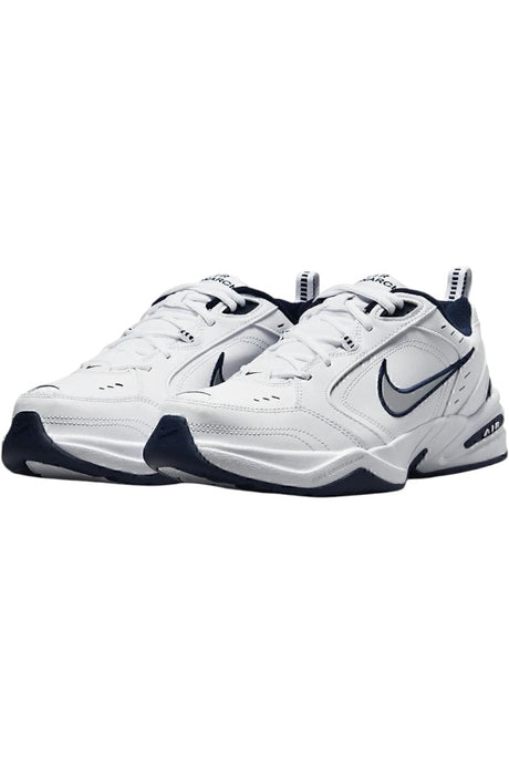 Sporline Nike Air Monarch IV beyaz ve gümüş renkli, yan kısımlarında lacivert detaylı erkek spor ayakkabı
