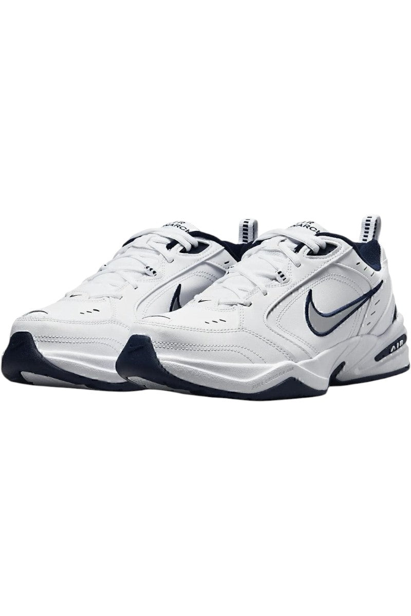 Sporline Nike Air Monarch IV beyaz ve gümüş renkli, yan kısımlarında lacivert detaylı erkek spor ayakkabı