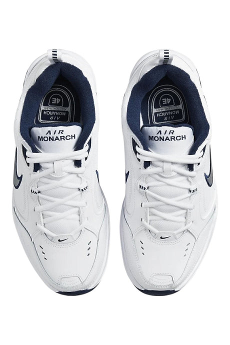 Sporline Nike Air Monarch IV beyaz ve gümüş renkli, bağcıklı erkek spor ayakkabı üstten görünüm