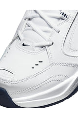 Sporline Nike Air Monarch IV erkek spor ayakkabı, beyaz deri yüzeyli ve siyah Nike logolu detaylı yakın çekim.