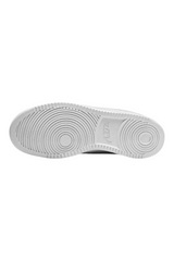 Sporline Nike Court Vision Lo NN kadın spor ayakkabısının beyaz renkli, desenli ve dayanıklı TPU dış taban yapısı