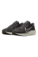 Sporline Nike Quest 6 gri erkek koşu ayakkabısı, nefes alabilir file saya ve yastıklamalı taban yapısı ile.