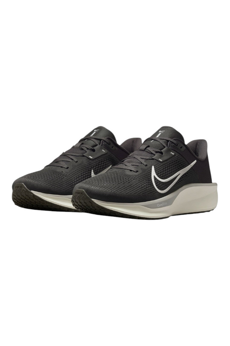 Sporline Nike Quest 6 gri erkek koşu ayakkabısı, nefes alabilir file saya ve yastıklamalı taban yapısı ile.