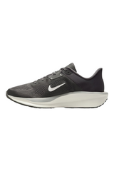 Sporline Nike Quest 6 gri erkek koşu ayakkabısı, yan profilden beyaz tabanlı ve ikonik Nike logolu tasarım
