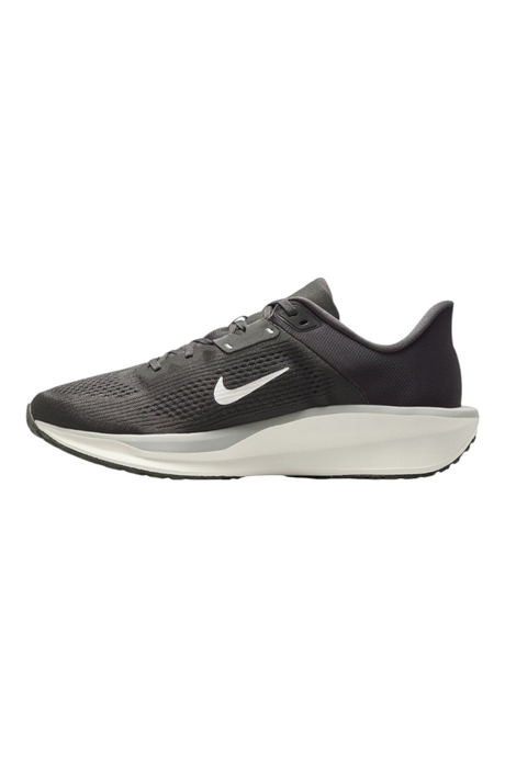 Sporline Nike Quest 6 gri erkek koşu ayakkabısı, yan profilden beyaz tabanlı ve ikonik Nike logolu tasarım