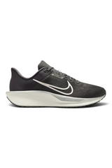 Sporline Nike Quest 6 gri erkek koşu ayakkabısı, yan profilden beyaz Nike logolu ve ComfiRide tabanlı tasarım