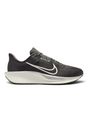 Sporline Nike Quest 6 gri erkek koşu ayakkabısı, yan profilden beyaz Nike logolu ve ComfiRide tabanlı tasarım