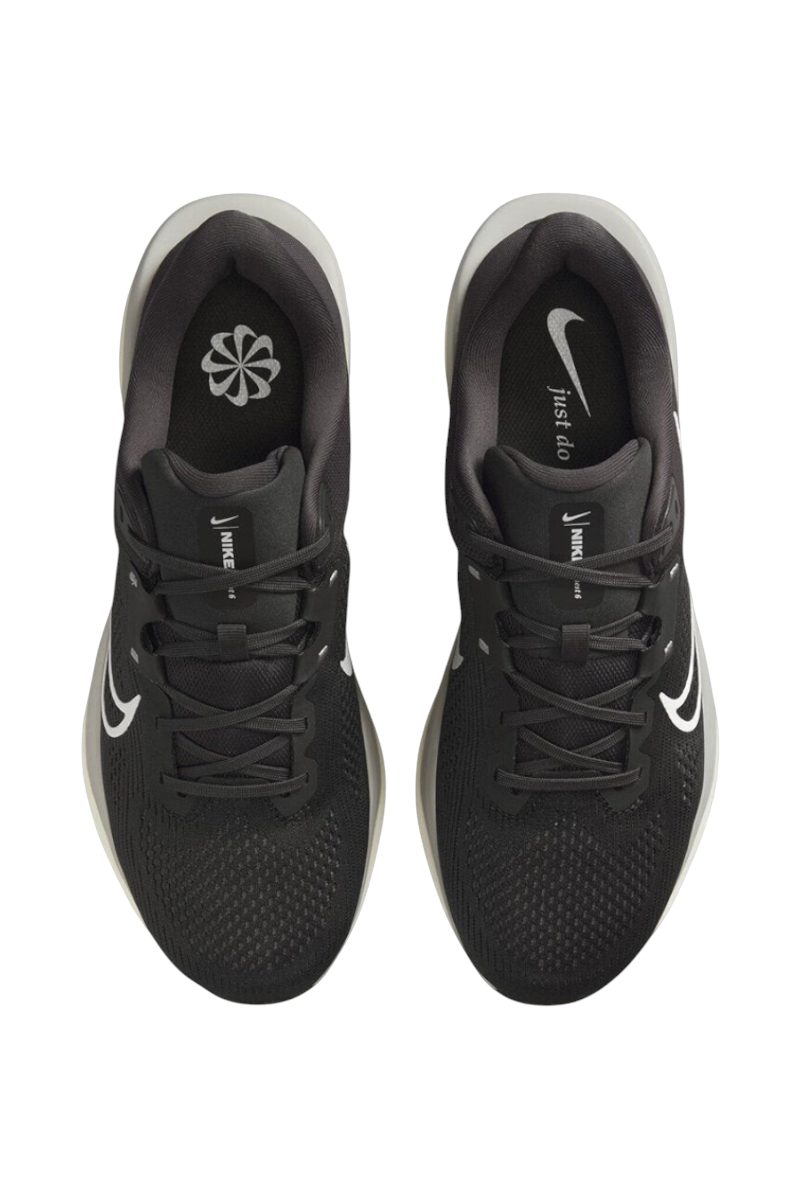 Sporline Nike Quest 6 erkek koşu ayakkabısı, üstten görünüm, siyah file detaylı tasarım ve beyaz taban yapısı