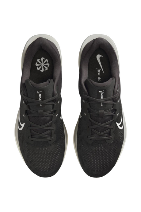 Sporline Nike Quest 6 erkek koşu ayakkabısı, üstten görünüm, siyah file detaylı tasarım ve beyaz taban yapısı