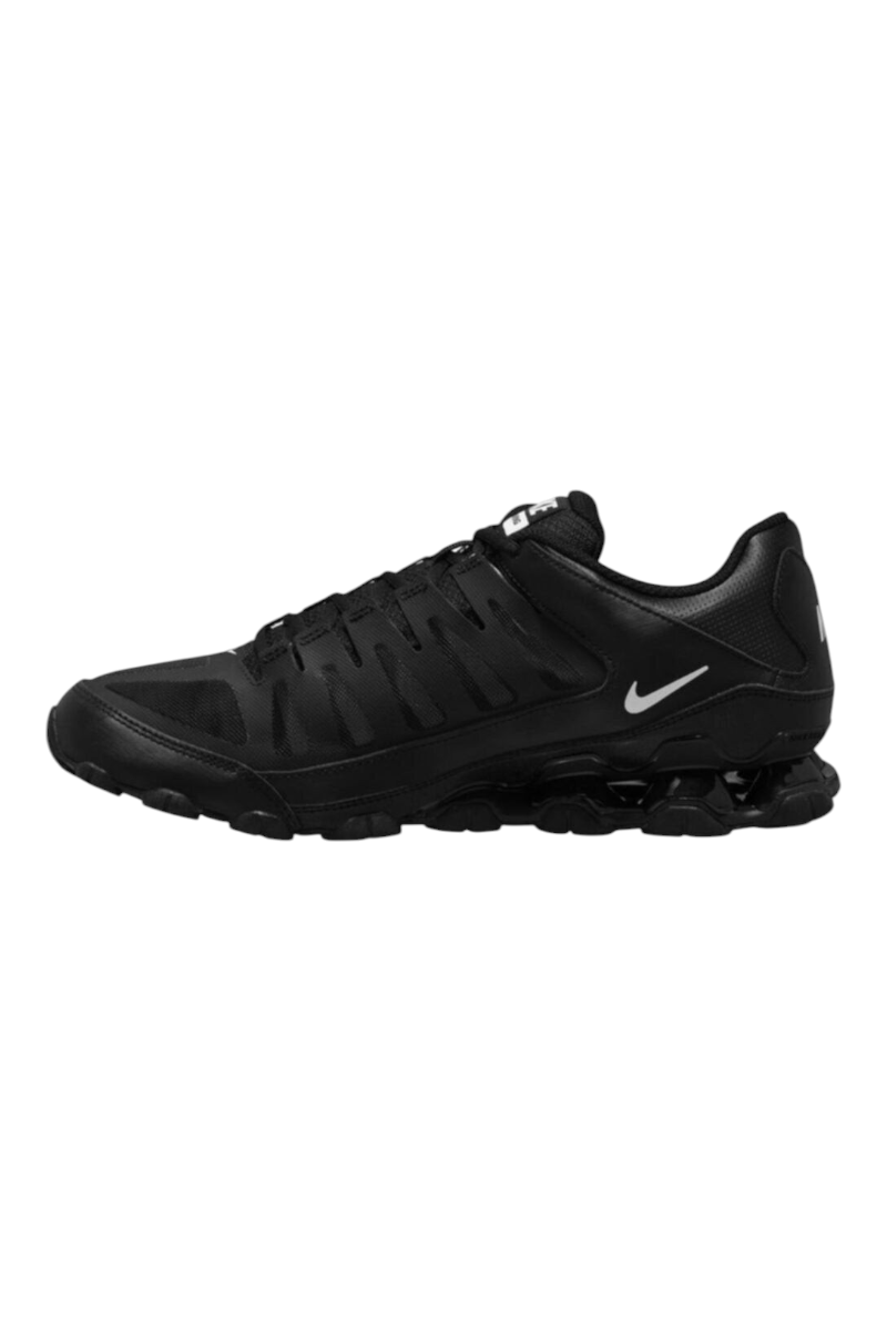 Sporline Nike Reax 8 TR siyah fileli erkek yürüyüş ayakkabısı, yan profil görünümü ve yastıklamalı taban yapısı.