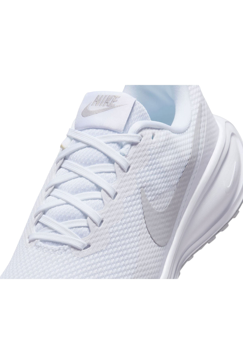 Sporline Nike Revolution 8 beyaz kadın koşu ayakkabısı, nefes alabilen file üst yüzey ve ikonik Swoosh logolu tasarım.