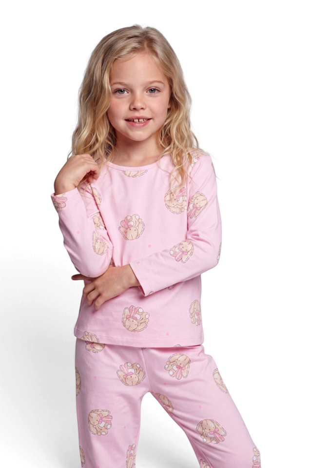 Sporline LC Waikiki pembe desenli kız çocuk pijama takımı giyen sarışın kız çocuğu